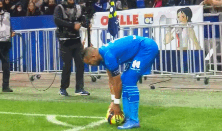 记者：巴洛特利与达曼协作的传闻不实，没有球队有意签下他（记者：巴洛特利与达曼合作传闻不实，暂无球队有意引进他）