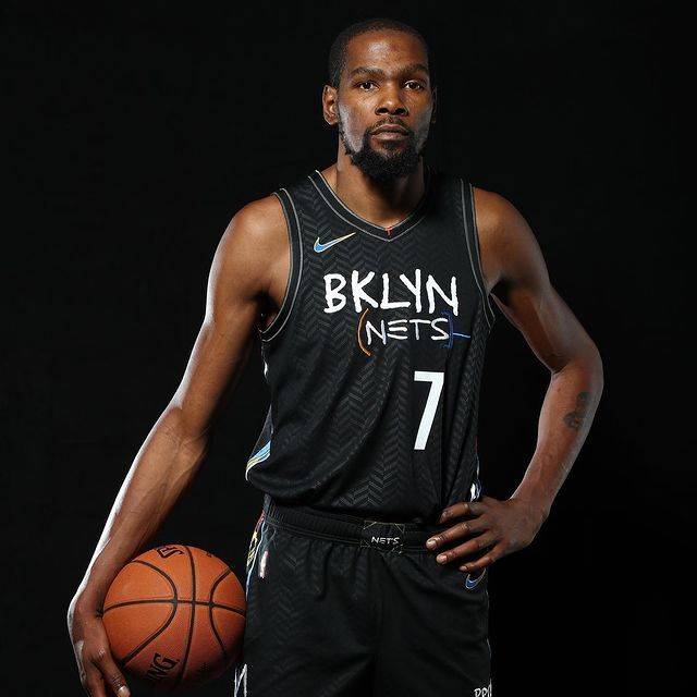 TA：阿莫林会在赛后与球迷合影，并会在其他场合展现出亲和力（TA：阿莫林赛后常与球迷合影，日常亦展露亲和力）