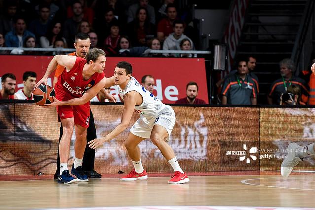 🎮DK 2-1 T1：Keria绝活巴德统治全场，T1扳回一城（🎮DK 2-1暂领先T1：Keria祭出招牌巴德主宰战局，T1扳回一城）