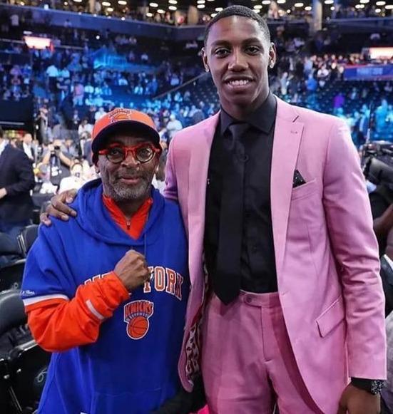 弗罗因德：球队展现了能量和韧性，我非常欣赏这样的胜利（弗罗因德：球队展现出活力与韧性，这样的胜利令我由衷赞赏）