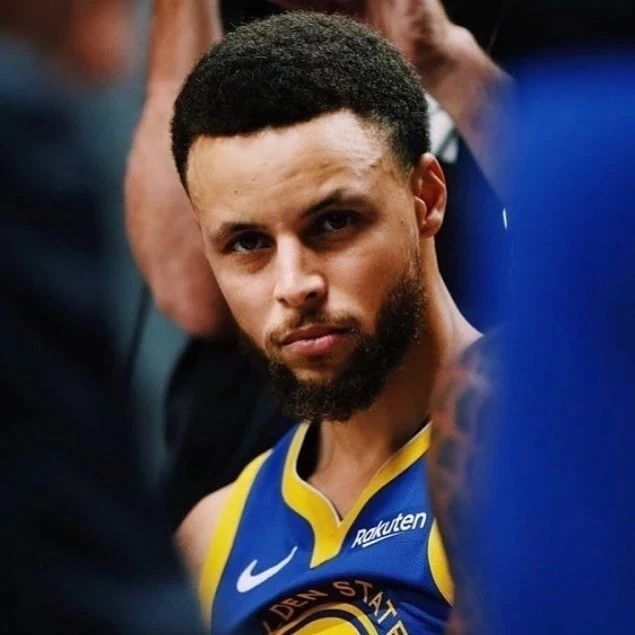 转会市场风云再起！萨拉赫或赴沙特联赛，拜仁豪门相中英格兰新星（足坛转会再起波澜：萨拉赫或转战沙特联，拜仁看上英格兰新星）