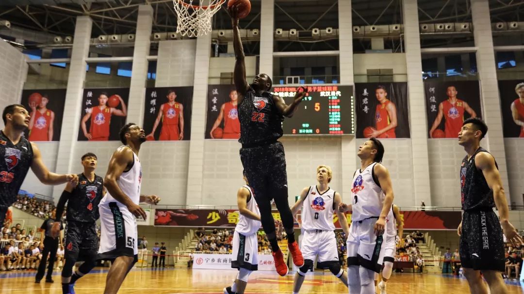 曼联对西汉姆的新布莱恩·姆贝莫罚球判决：裁判的智慧与争议（曼联vs西汉姆：布莱恩·姆贝莫点球判罚，裁判智慧与争议并存）