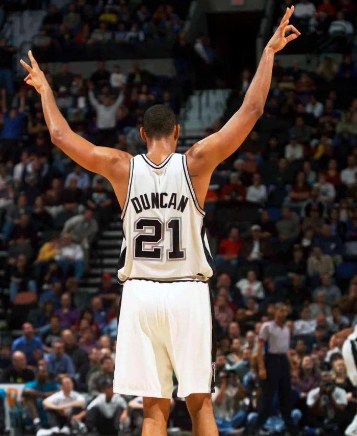 跟队记者：尤文仍在关注帕尔马中场贝尔纳韦（跟队记者：尤文图斯持续关注帕尔马中场贝尔纳韦）