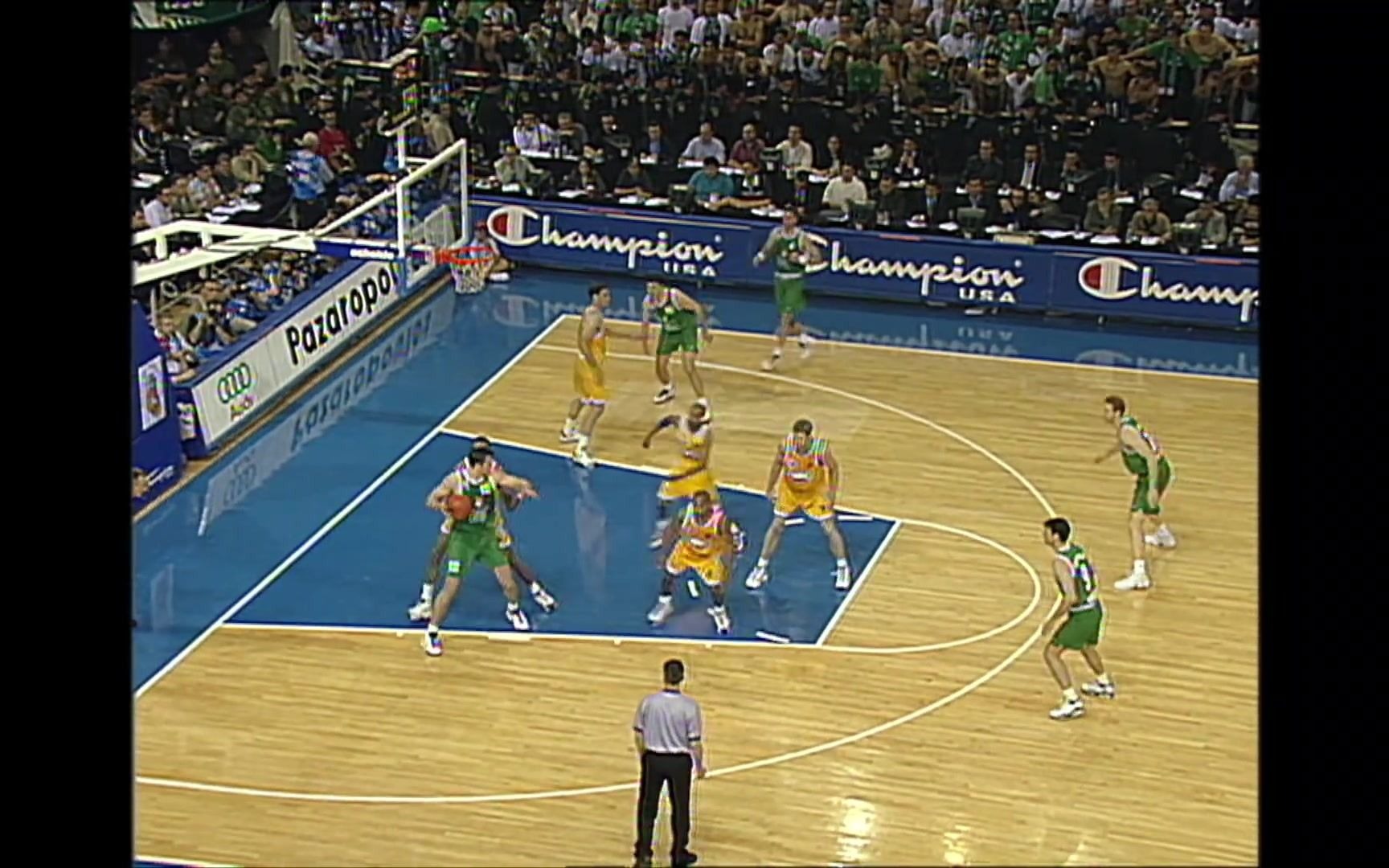 重归于好？取得胜利后阿隆索和维尼修斯击掌拥抱致意（胜利过后，阿隆索与维尼修斯击掌相拥，疑似破冰）